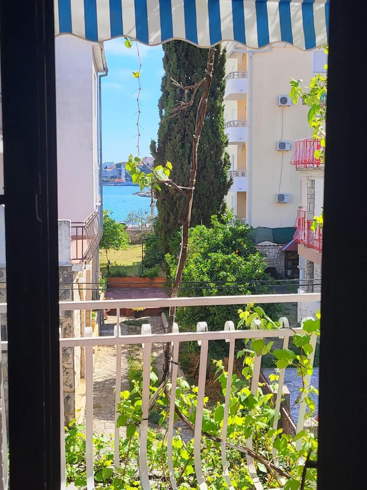 Apartment Bunjo'S Beach House Trogir Eksteriør bilde